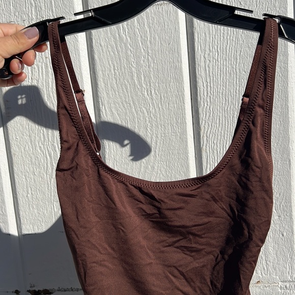 SKIMS SWIM SCOOP NECK ONE PIECE.🤎 - Picture 14 of 16